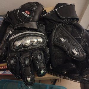 Motorcycle racing gloves